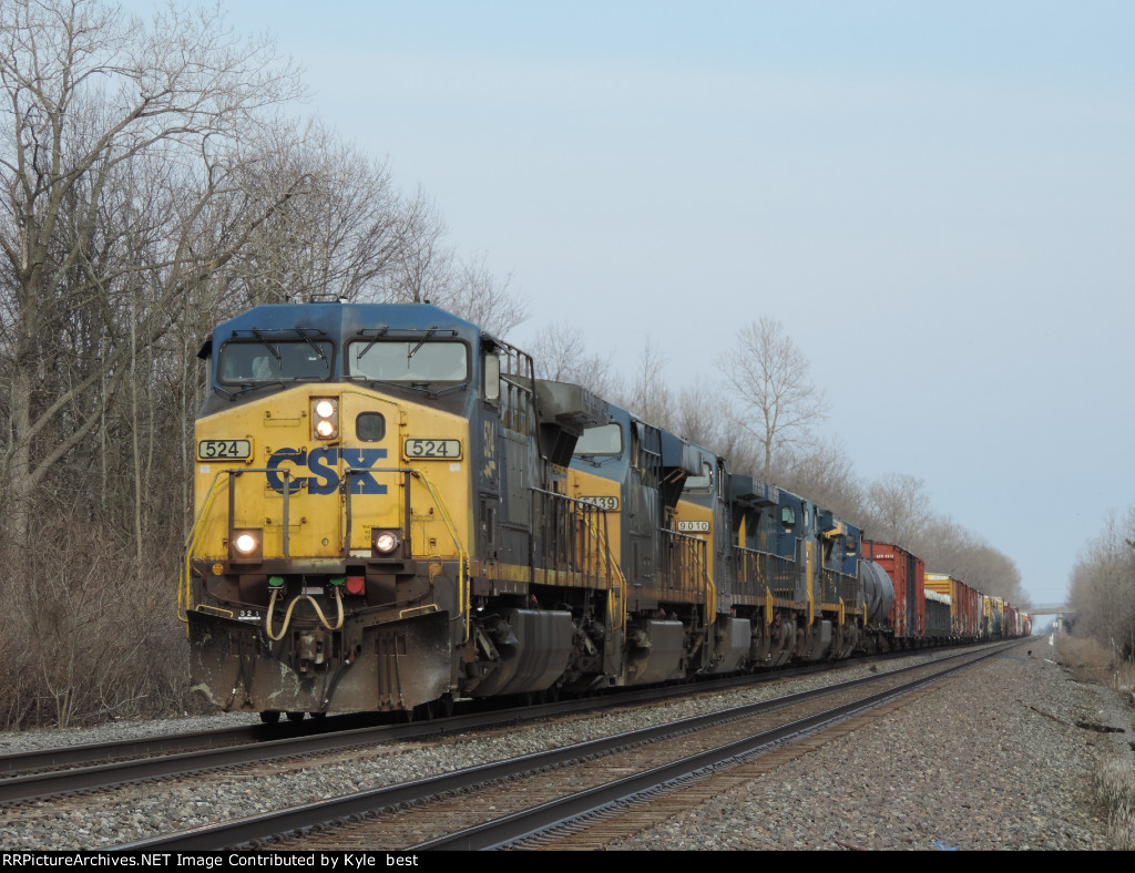 CSX 524 on Q561